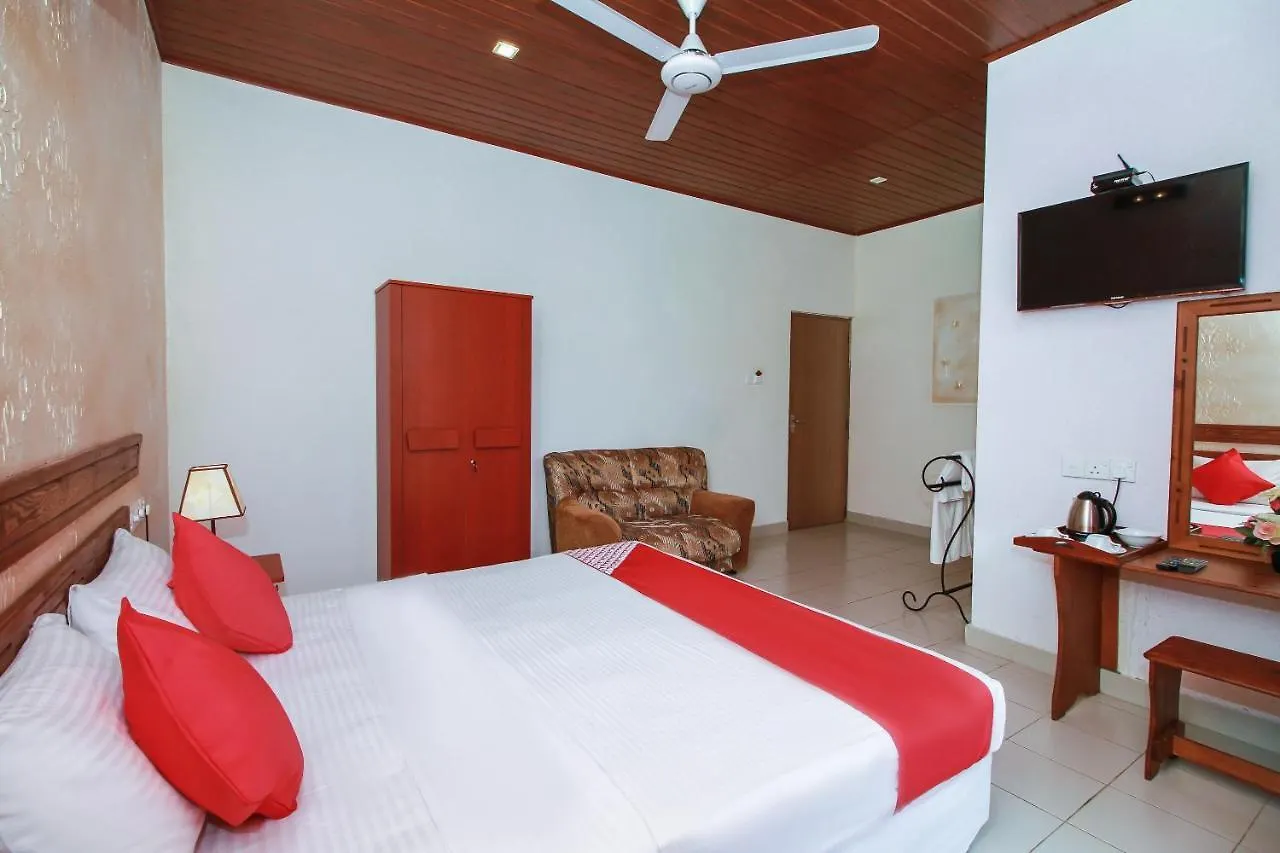 Dhanamuthu Hotel And Banquets 니곰보 3*,